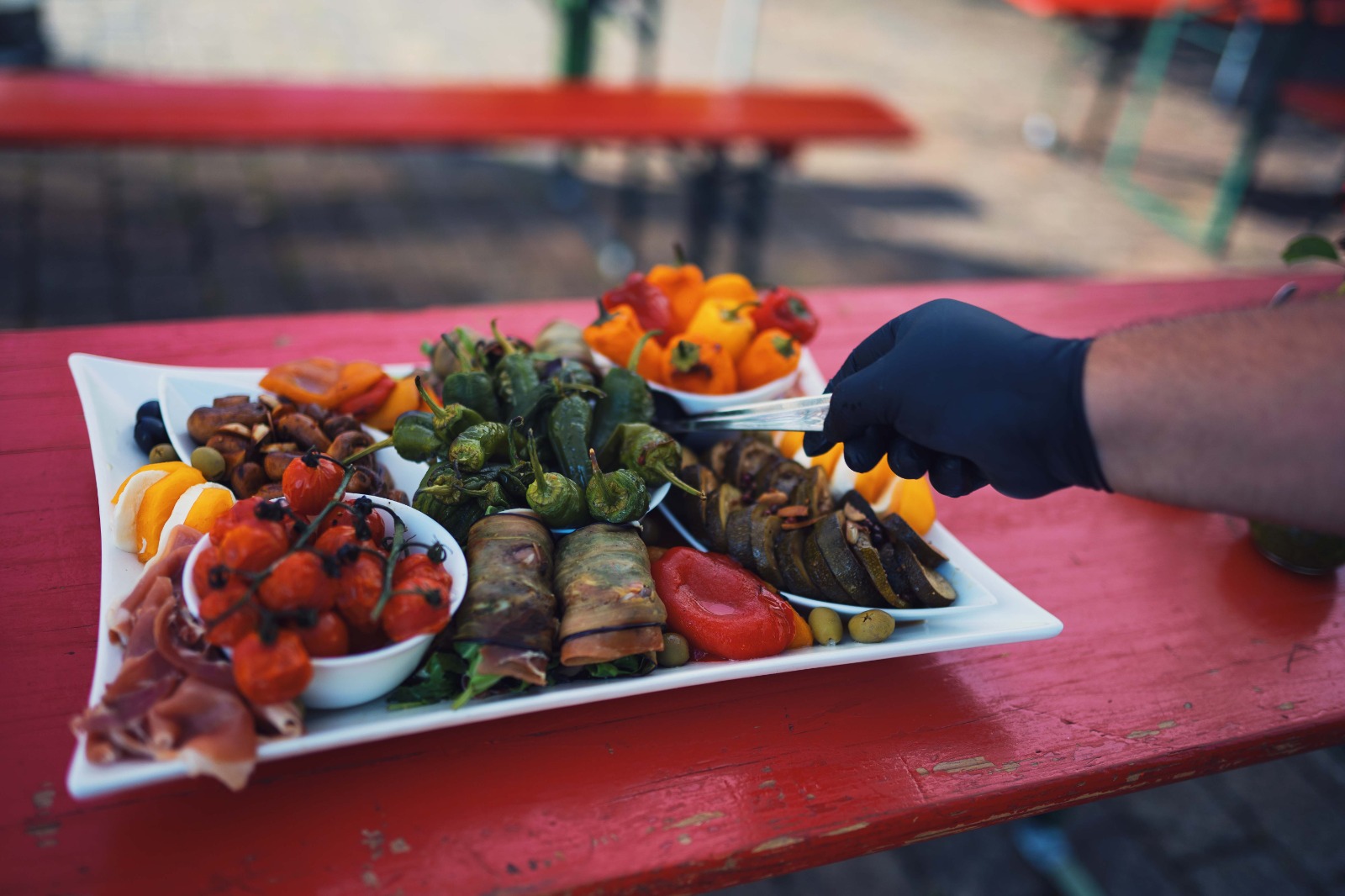 Handgemachte Antipasti-Platte mit frischen Zutaten