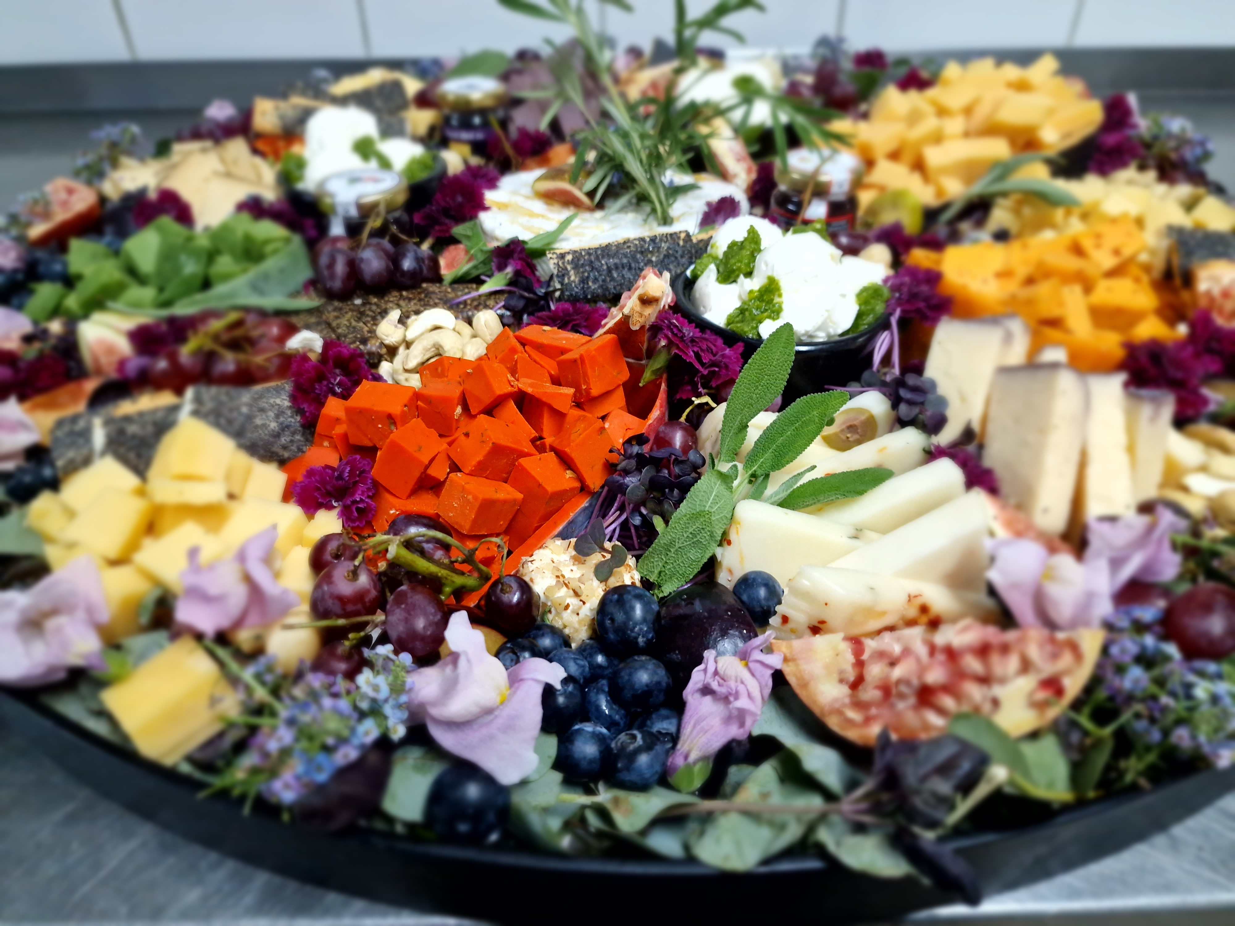 Bunte Käseplatte mit Blumen