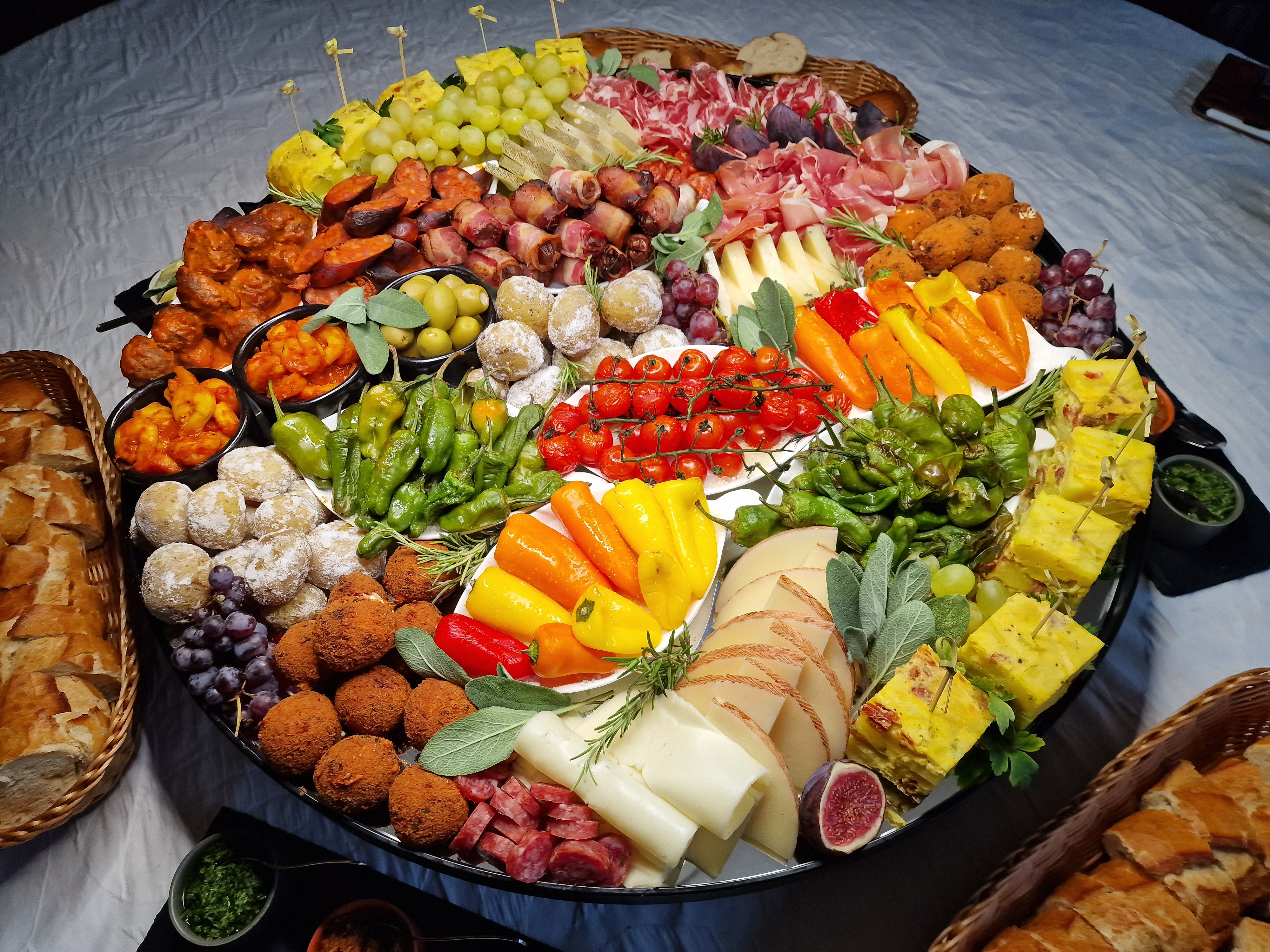 Runde Antipasti-Platte mit Falafel