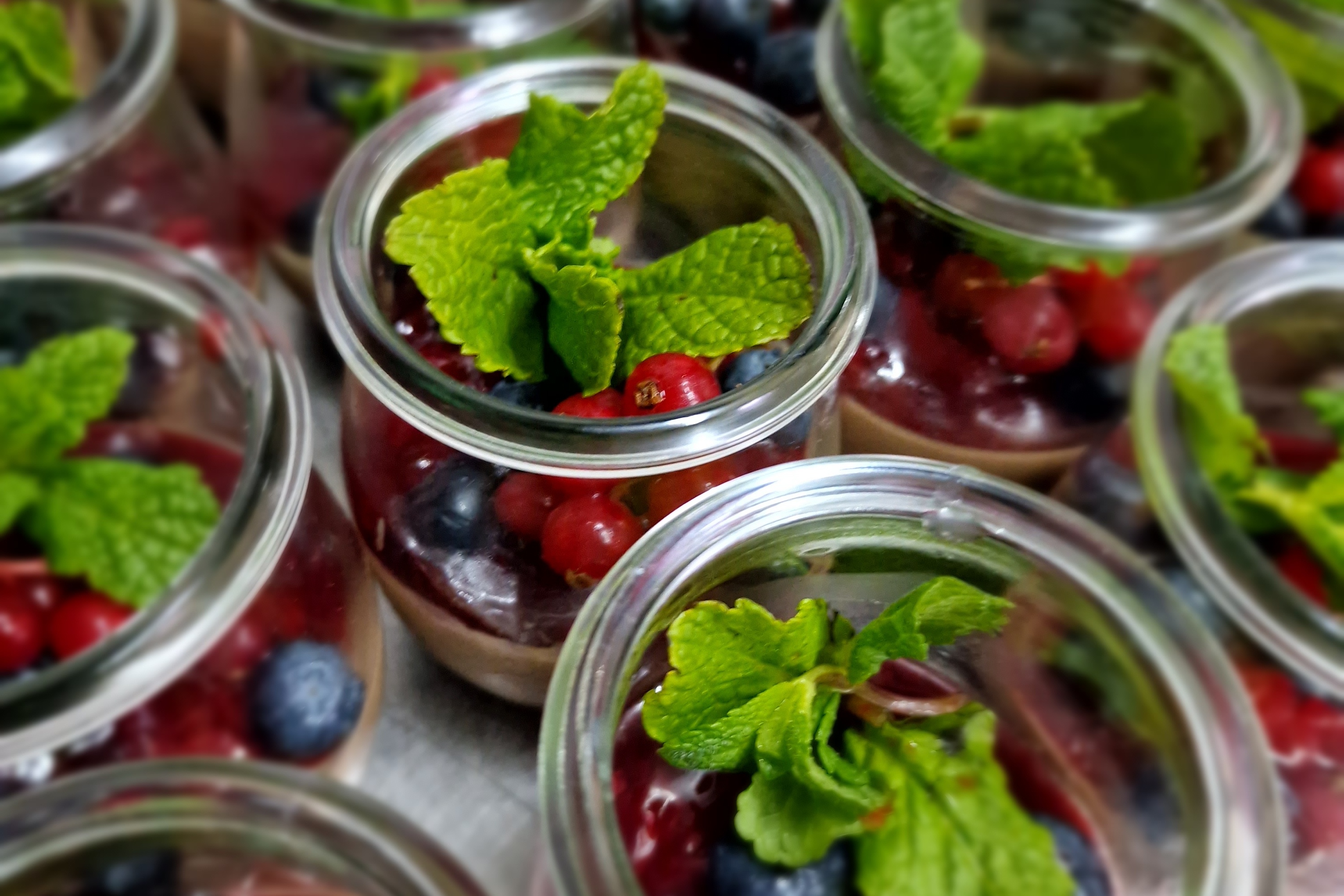 Dessertgläser mit Beeren