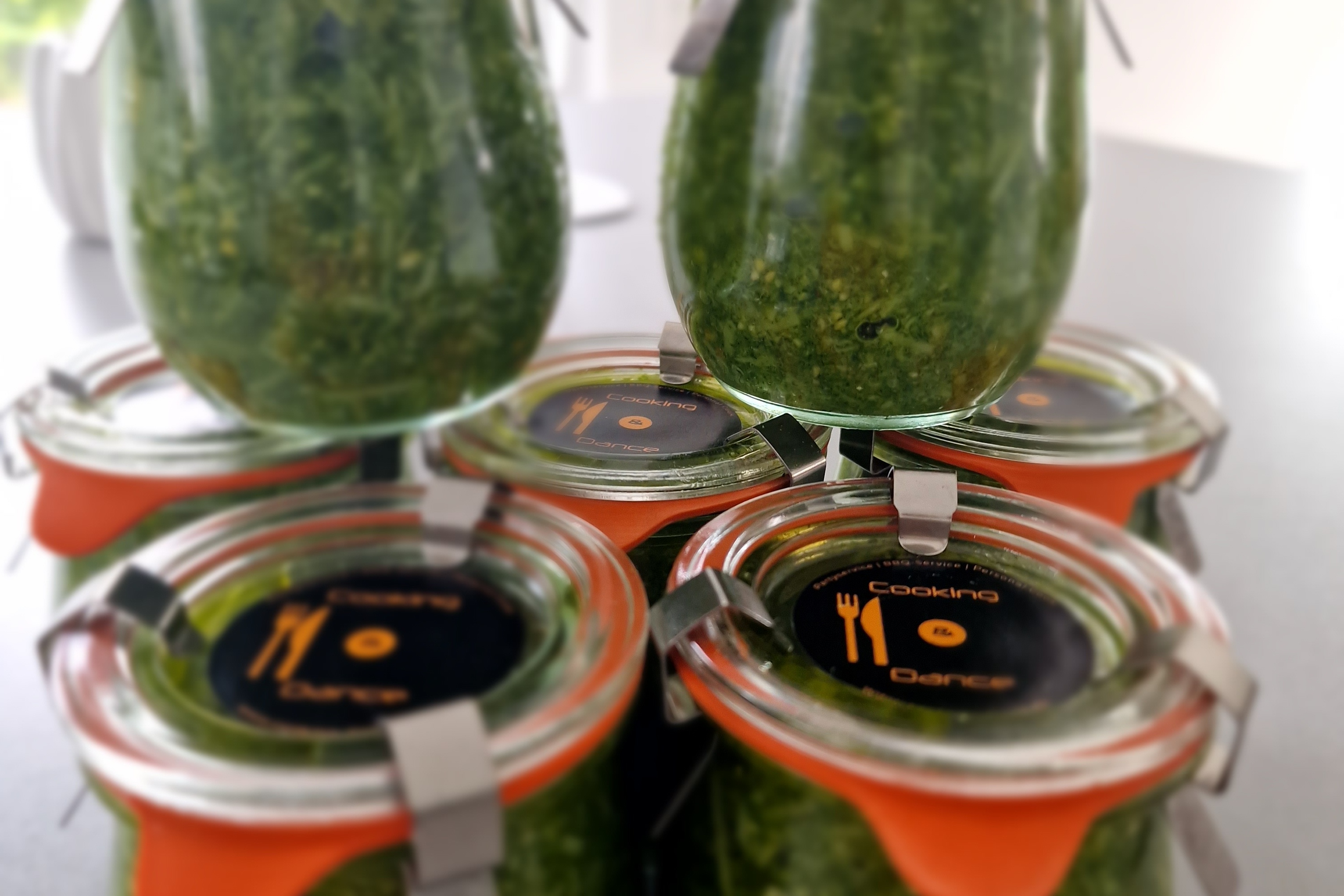 Handgemachte Pesto-Gläser mit Etikett