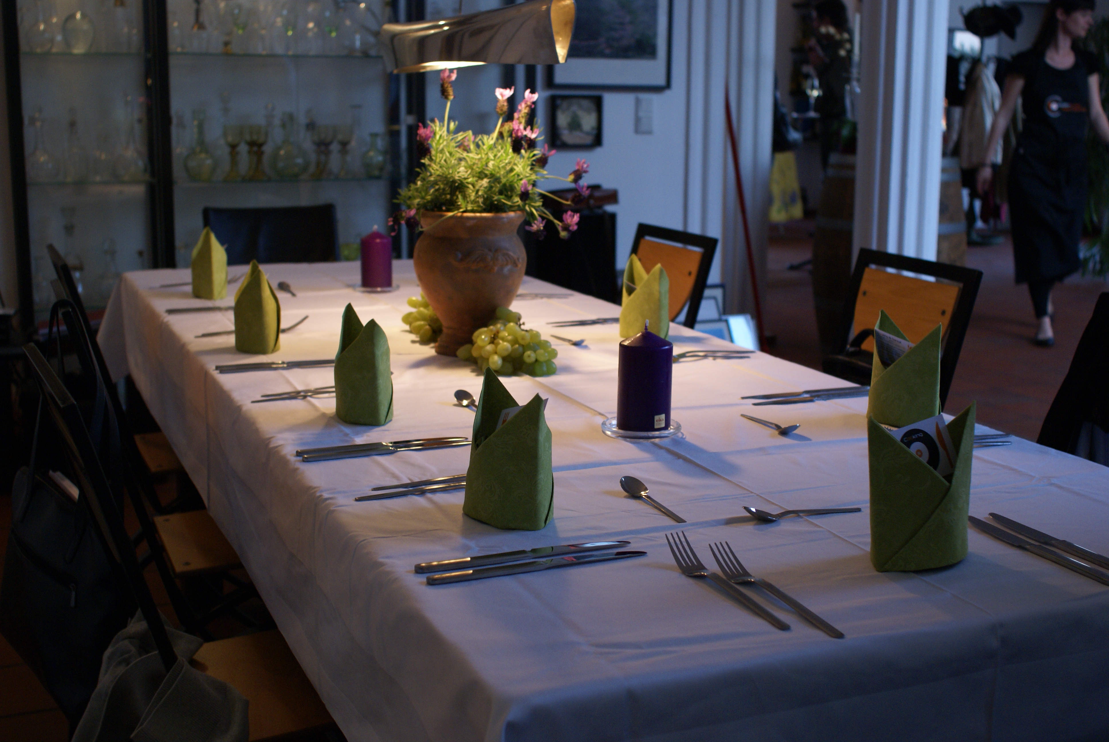 Festlich gedeckter Tisch mit Kerzen