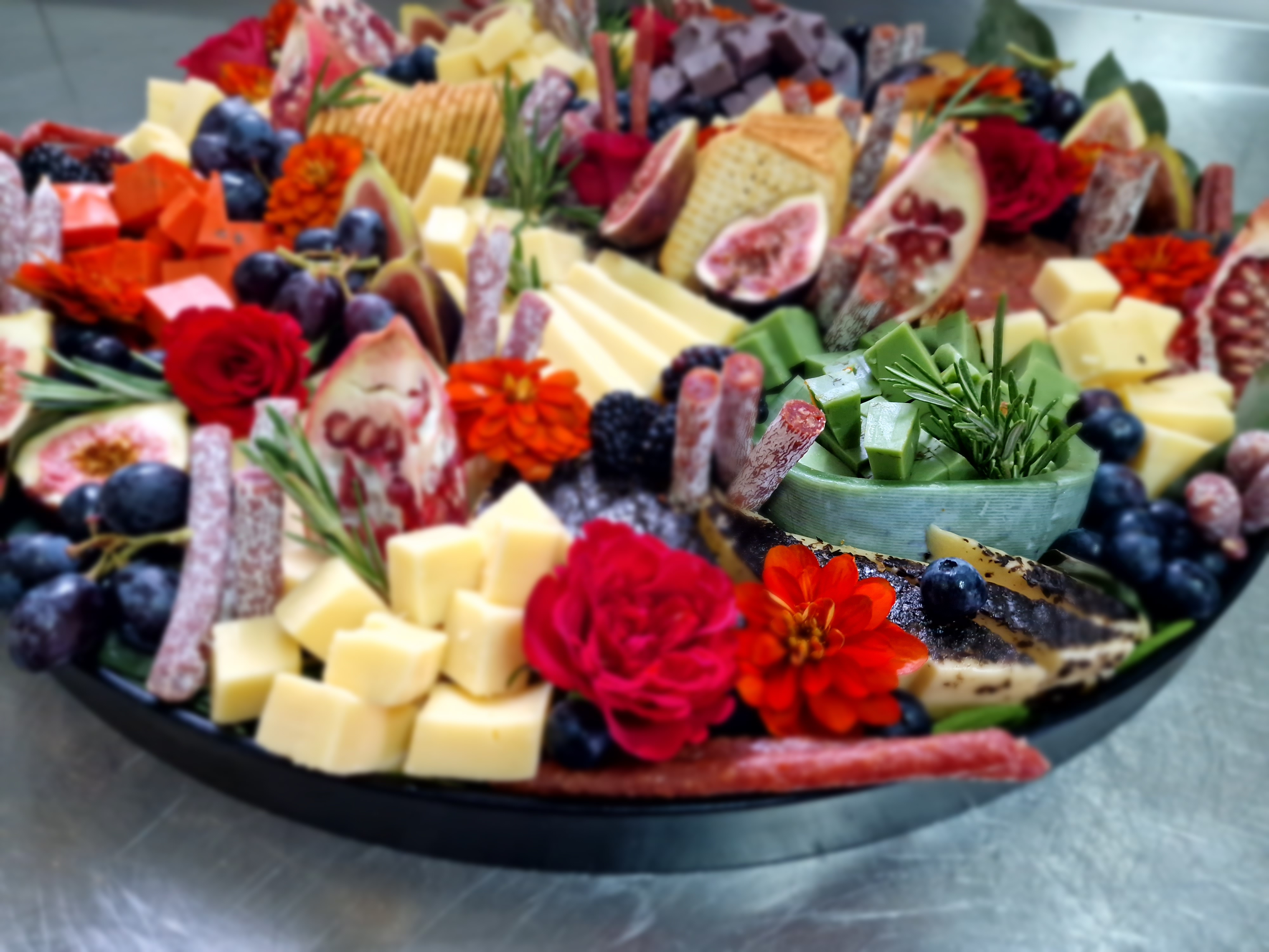 Käseplatte mit Rosen — einladend