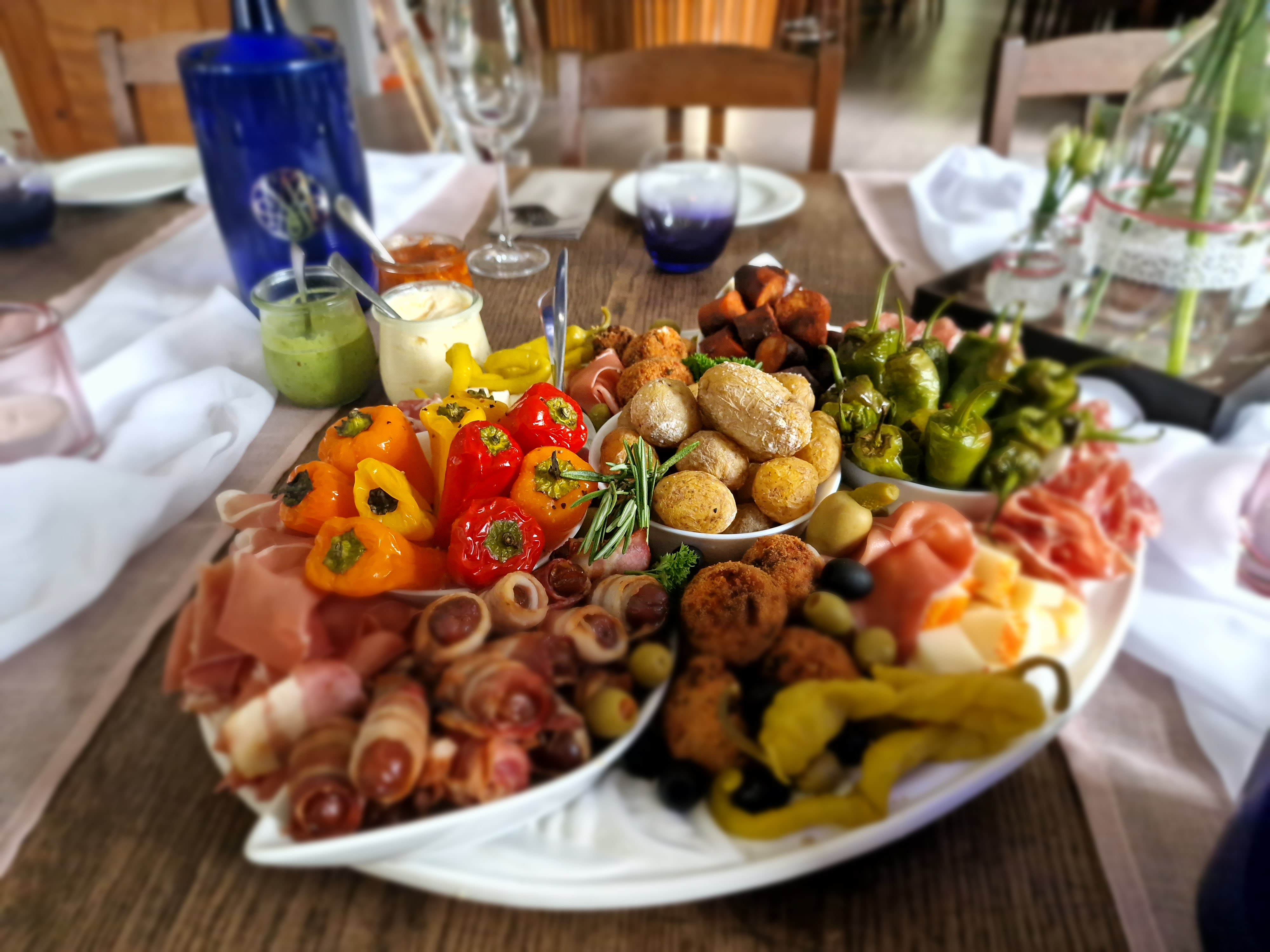 Antipasti auf Tisch mit warmer Atmosphäre