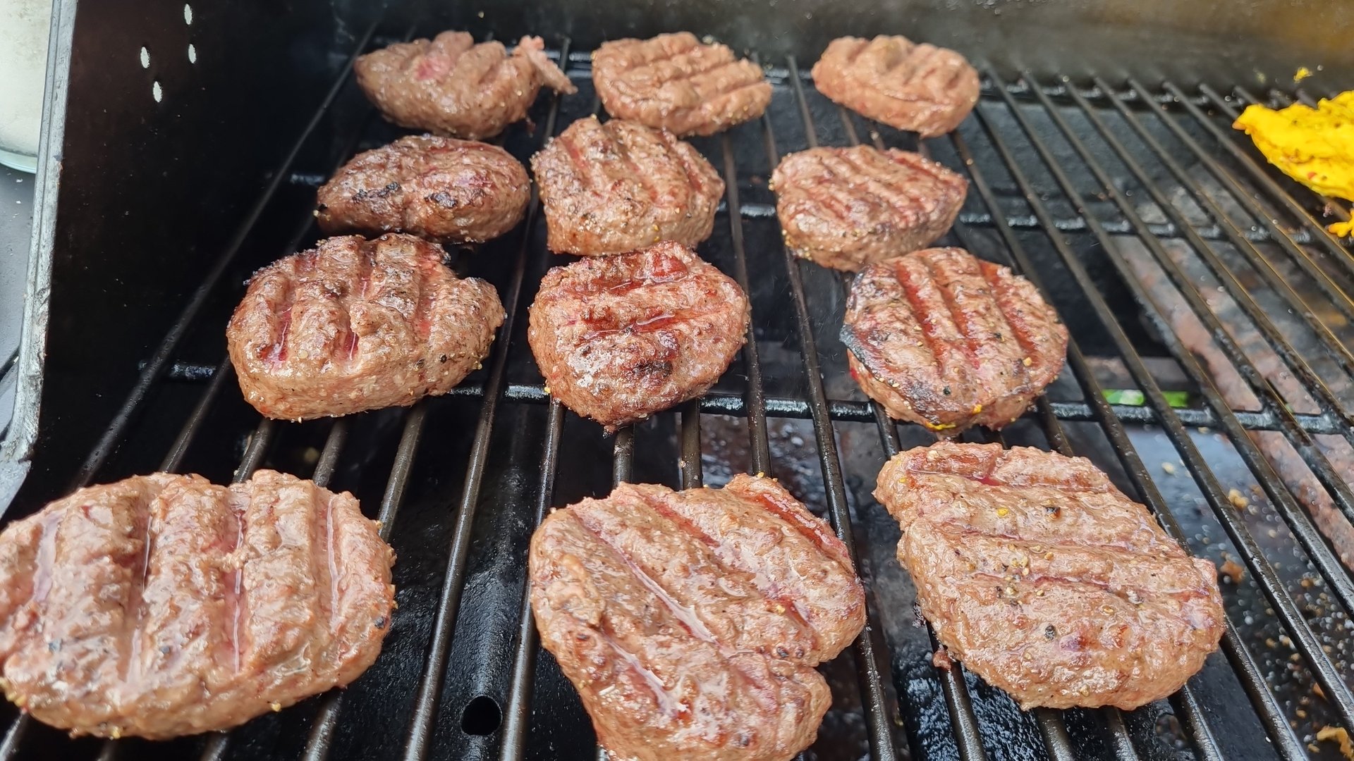 Burger-Patties auf dem Grill