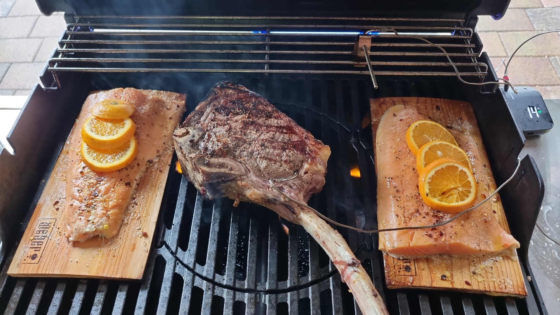 Tomahawk-Steak und Lachs auf dem Grill