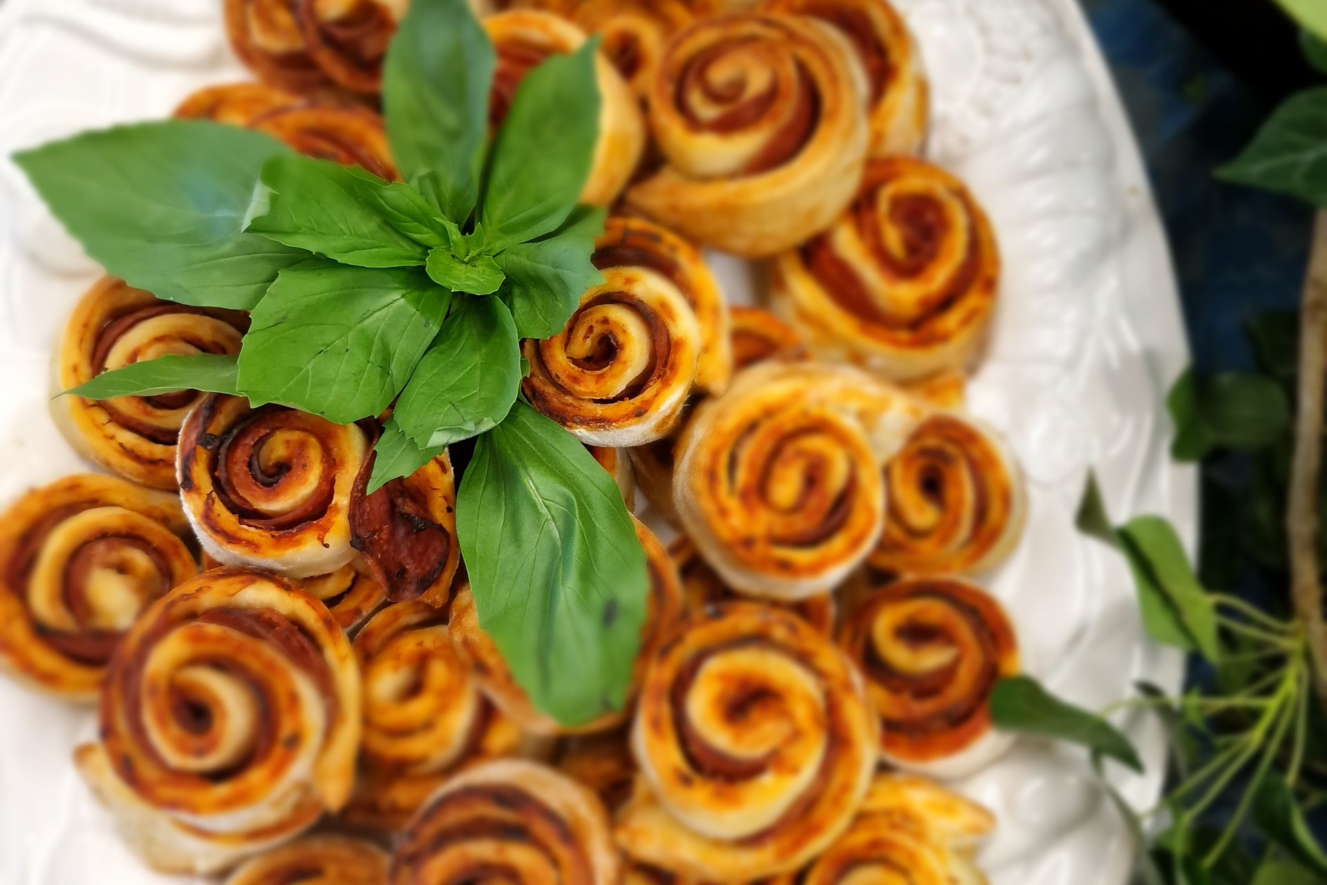 Pizzaschnecken mit Basilikum