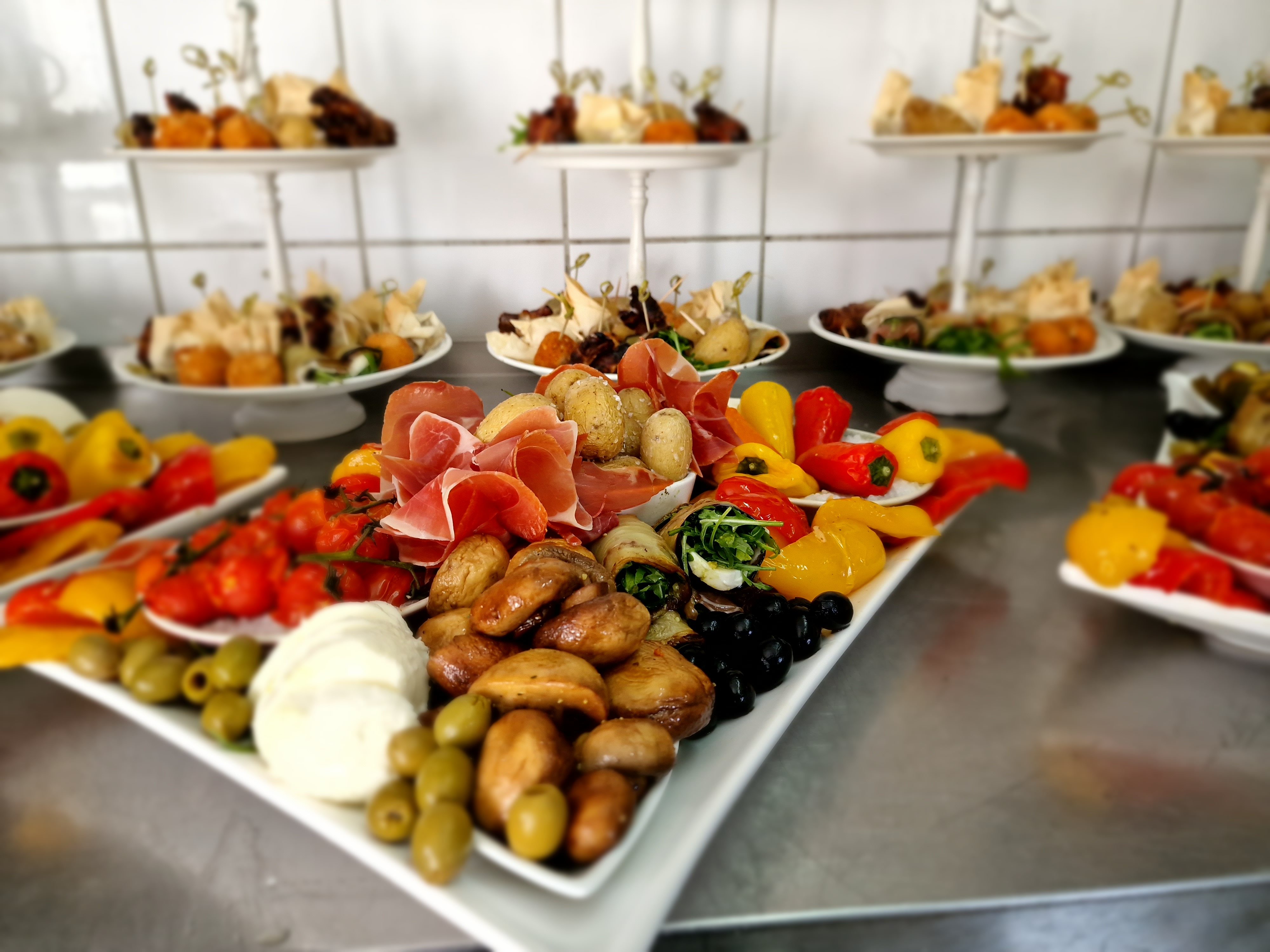 Frische mediterrane Platte mit Zutaten