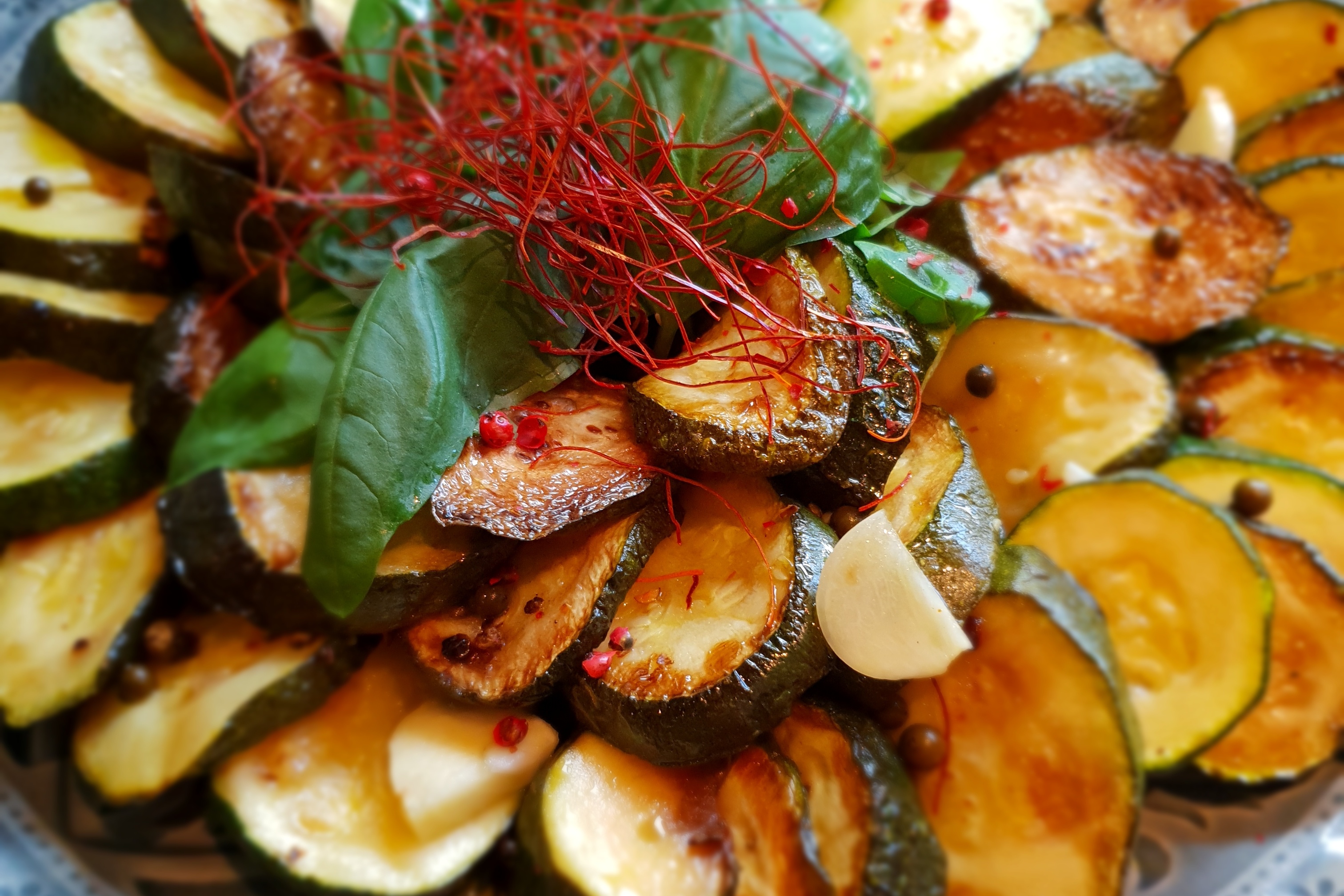 Zucchini kunstvoll angerichtet