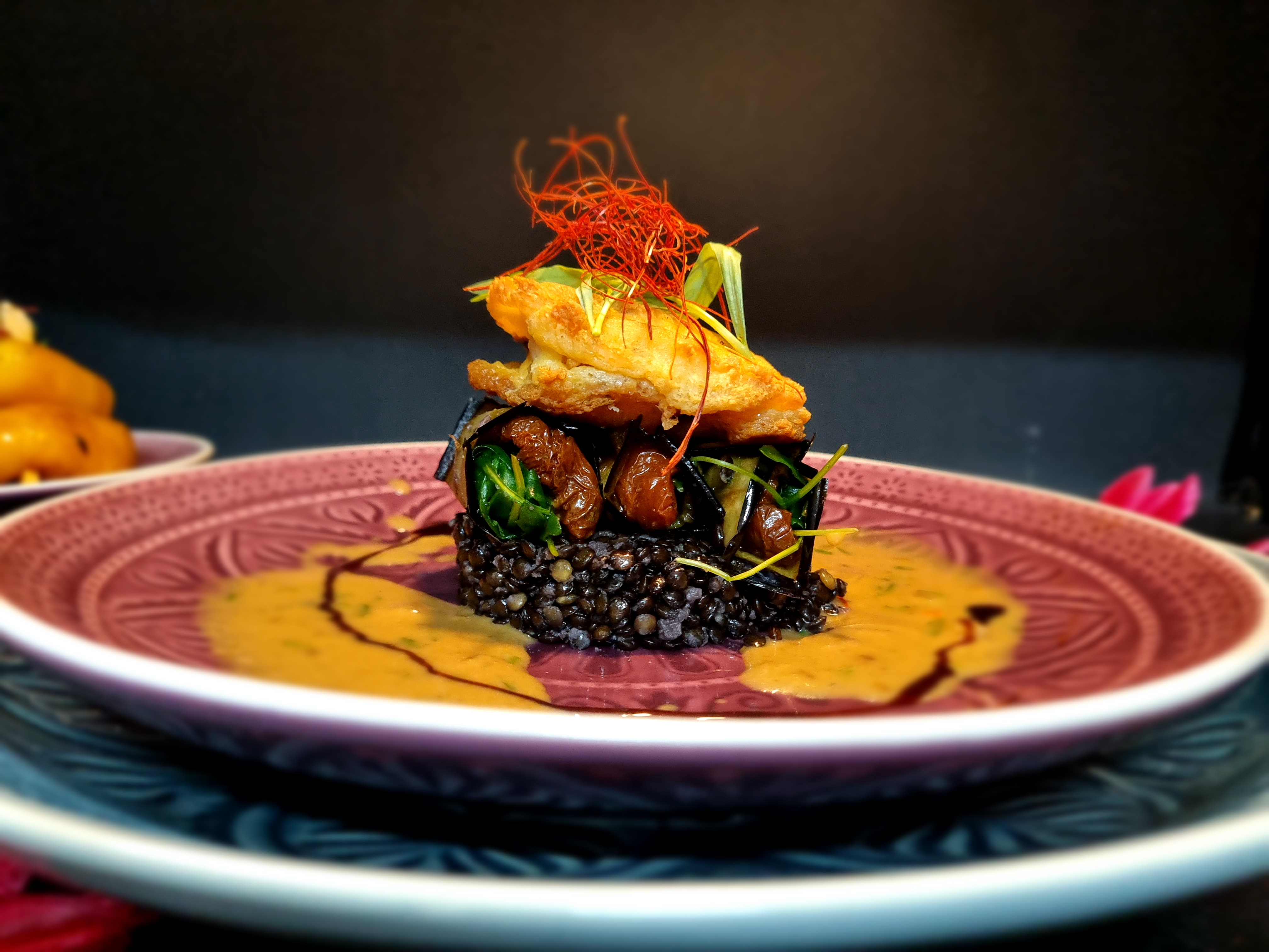 Fisch auf schwarzen Linsen — Fine Dining