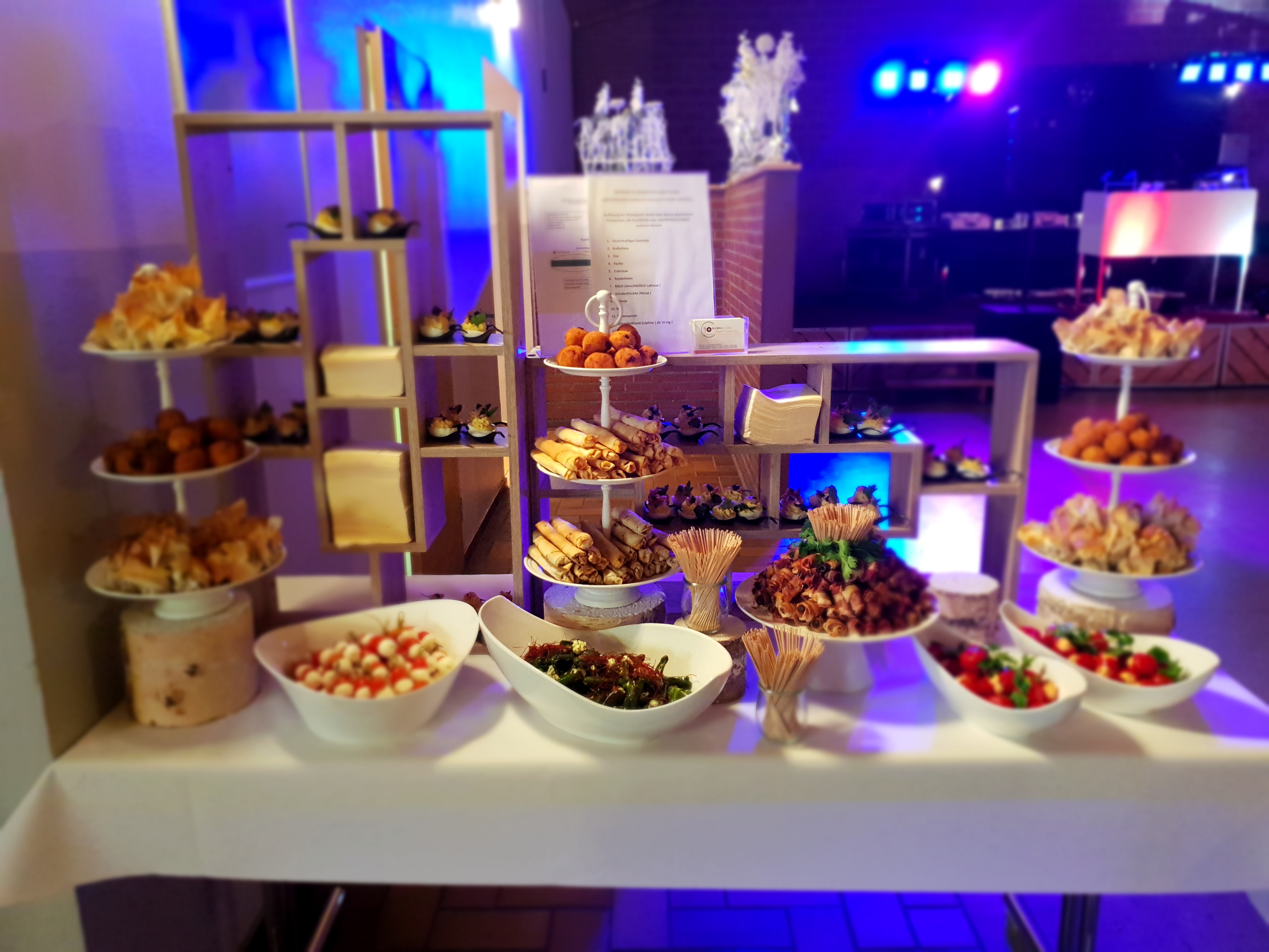 Elegantes Event-Buffet mit blauem Licht