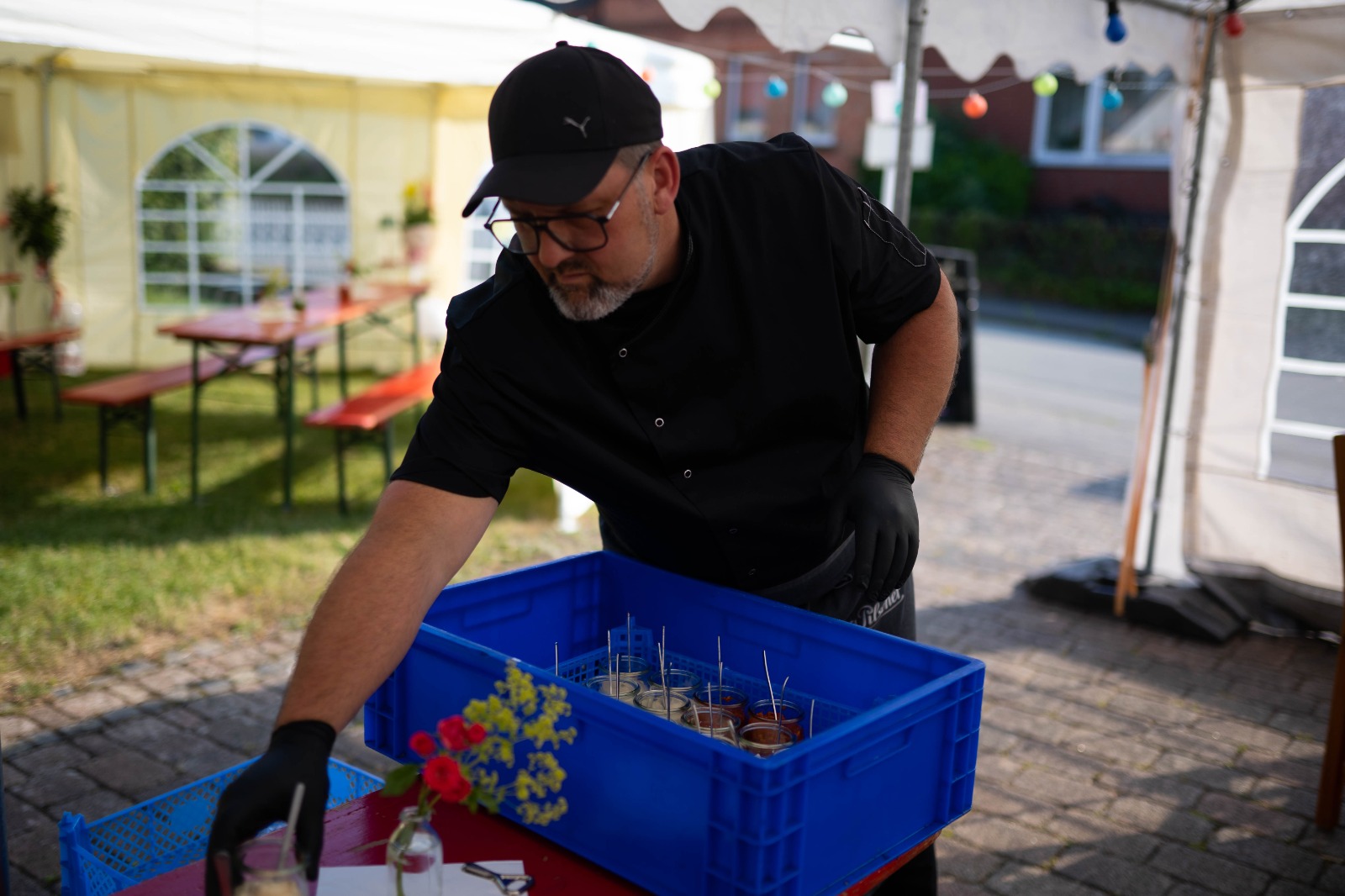 Björn Klein trägt Dessertgläser